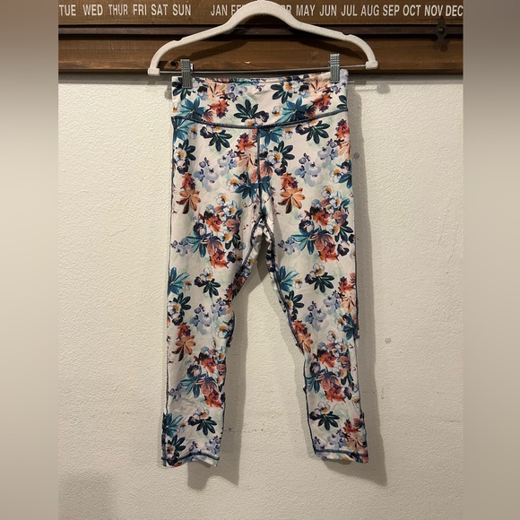 N.Y.L. Women's Floral Mid-rise Capri Leggings Sz Small Elastic at Waist (900) - Picture 1 of 6